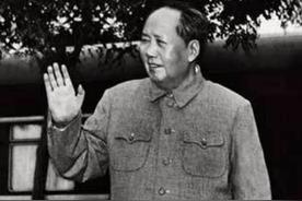 1959年毛主席回到老家韶山，他在弟弟妹妹的肖像前驻足良久，仿佛弟弟妹妹的音容犹