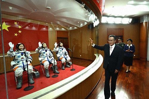 2012年6月16日，酒泉卫星发射中心，吴邦国亲临现场，观看神舟九号载人飞船发射