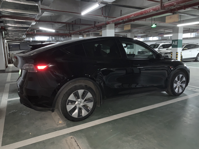 昨天第一次油门当刹车踩了
昨晚在小区地库倒车的时候，倒的时候不小心骑在了关闭的地