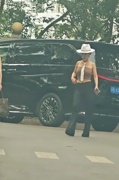 可还记得当年的帽子姐？如今帽子姐又出山了，还是当年的那个味。衣服的风格没变，走路