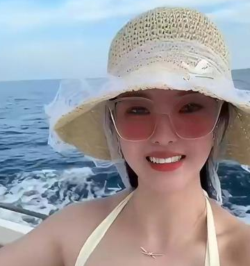 新疆男篮球员吴冠希妻子张常宁分享了自己海上游玩的欢乐时刻，她配文写到：“今天的好