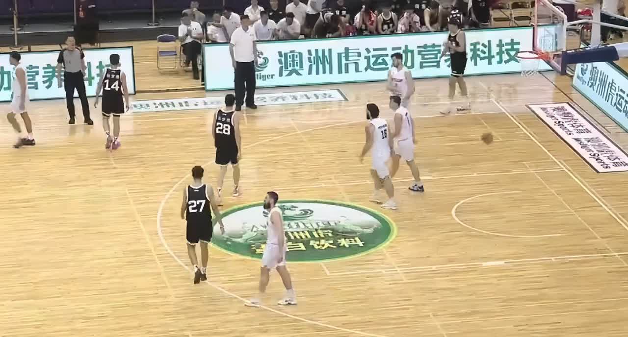 第一节结束，广东全运男篮暂时以27比21领先新西兰男篮6分！
第一节广东队打得