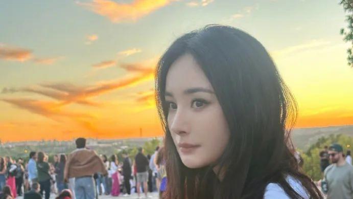 演员杨幂，突传消息！