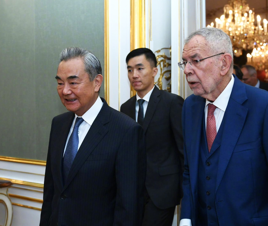奥地利超高规格接待中国

说实话，奥地利这次的表现真的有点“反常”。外交部长亲自