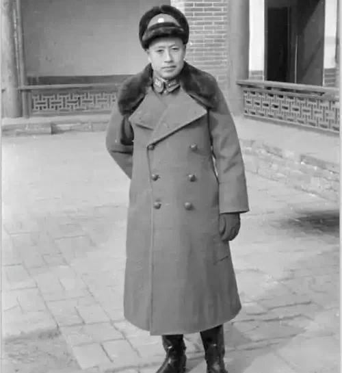 1943年，国军上将于学忠被日军包围，带路的伪军司令喊话：“于总司令投降吧，否则