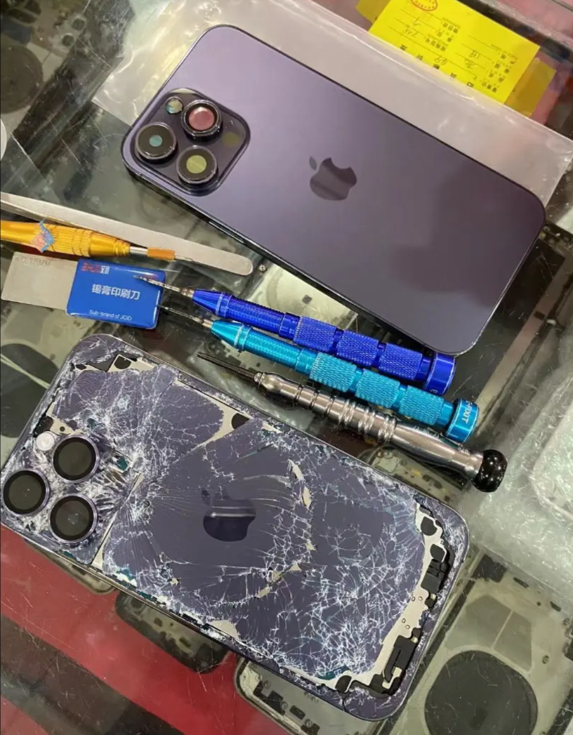 不小心把苹果11的后玻璃摔碎了，今天去维修店60块换了一个后壳，换完之后唯一的问