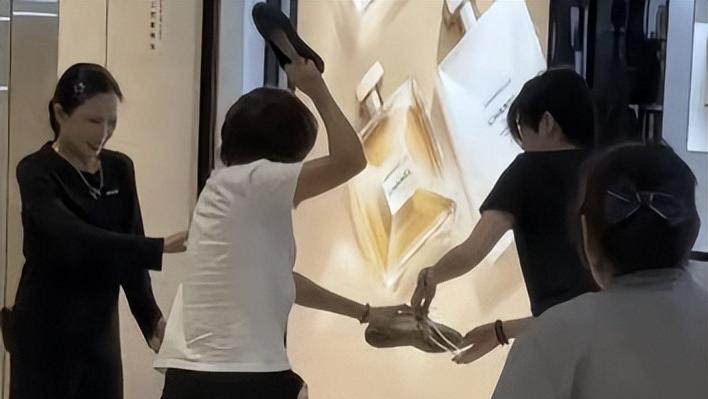 香奈儿柜姐与顾客互殴后续：有人趁乱拿东西，知情人透露矛盾原因