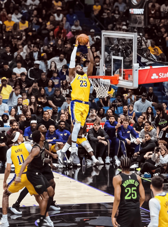 NBA常规赛全场战罢，湖人以111-103战胜鹈鹕。
美媒晒出詹姆斯空接P图：詹