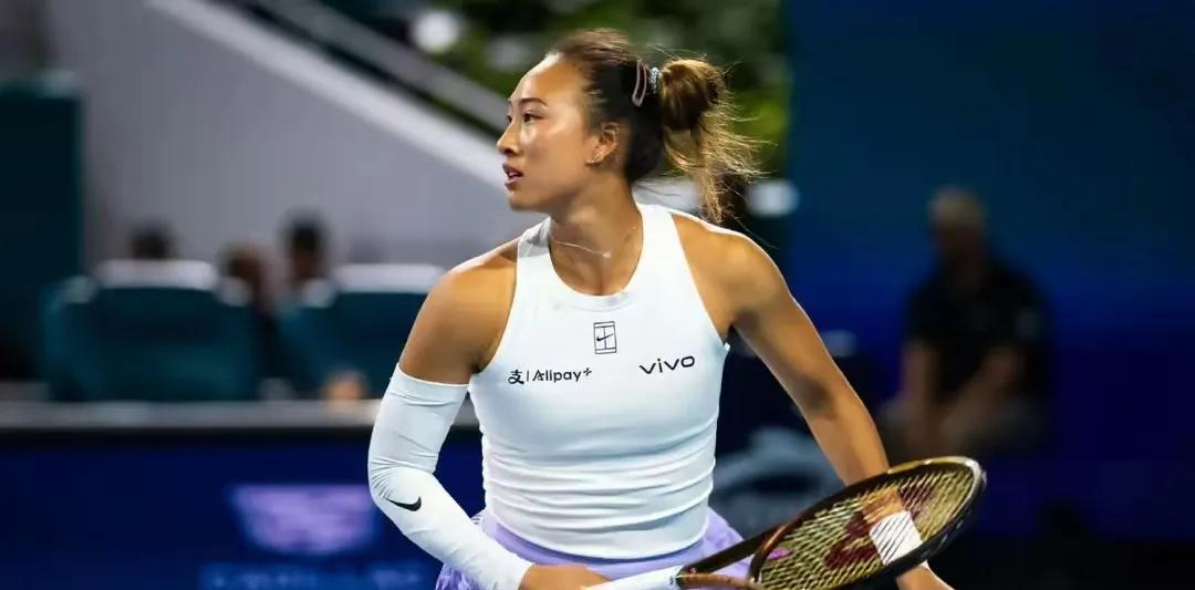 郑钦文又打进八强了，
wta500查尔斯顿站郑钦文对阵梅尔滕斯
三盘比分都是6-