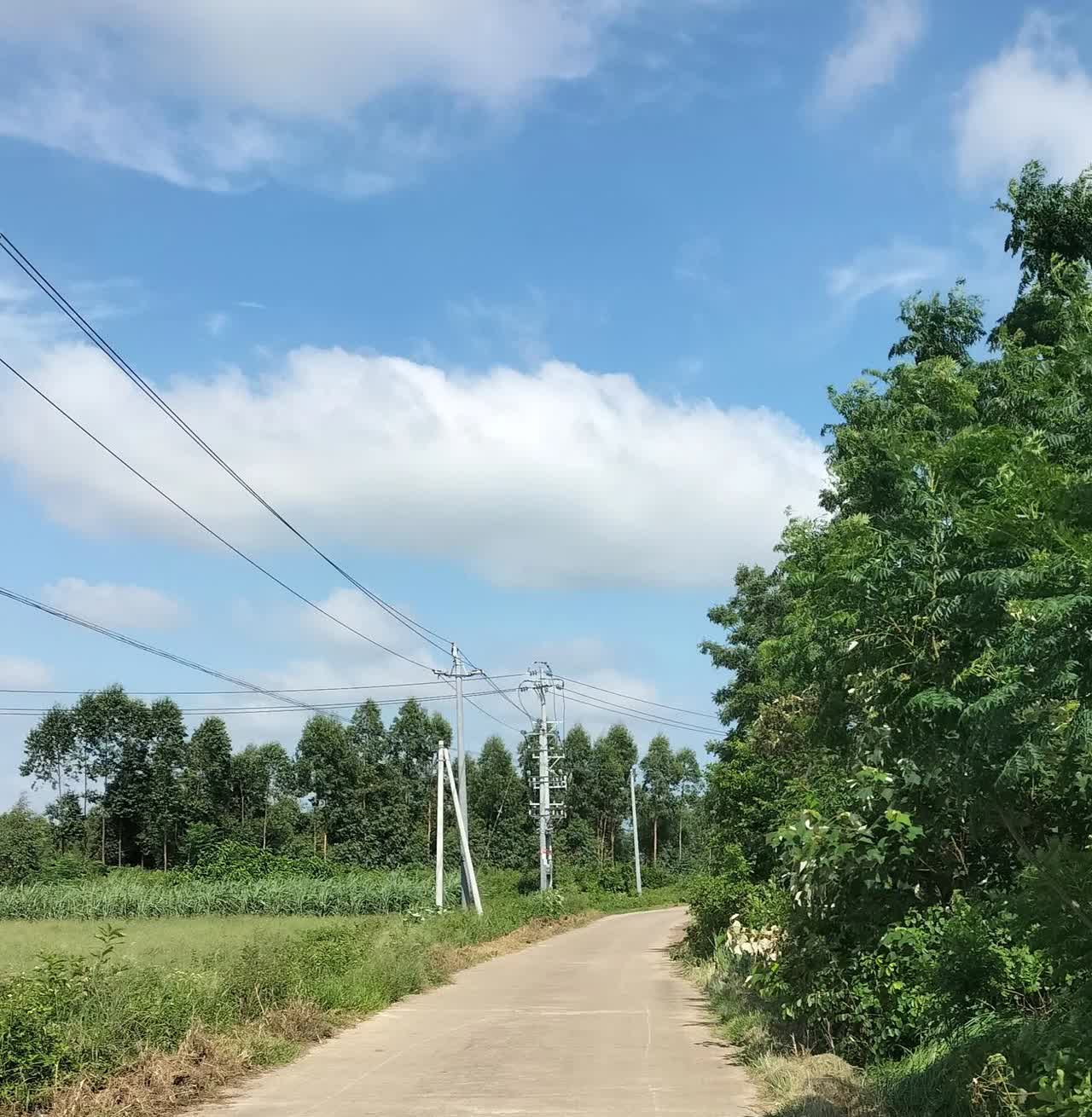 【社会万象】作者如此好名，确实没什么可说的了。我家乡一位退休的厅级官员裸捐一千多