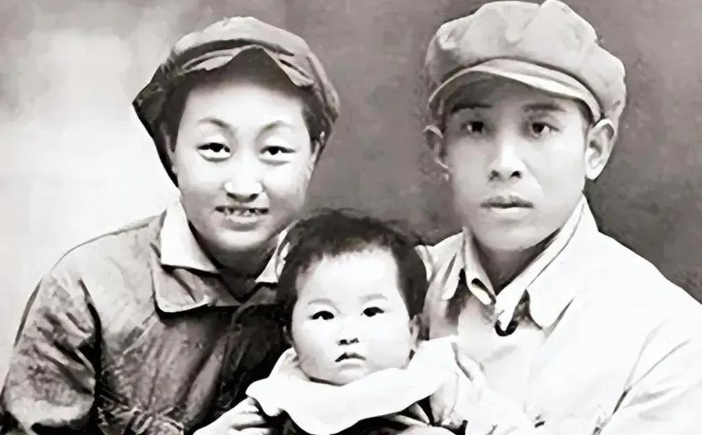 1938年，两位地下工作者假戏真做结为夫妻。然而，婚后妻子却不幸牺牲，丈夫决定终