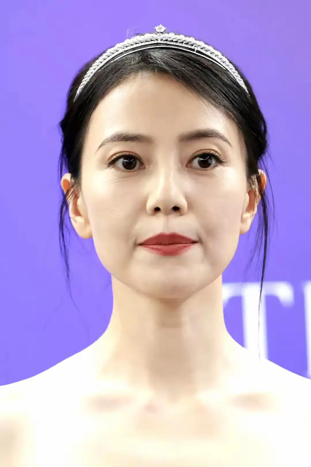 45岁高圆圆高清镜头下鱼尾纹明显，脸部稍有下垂，国民女神也老了



