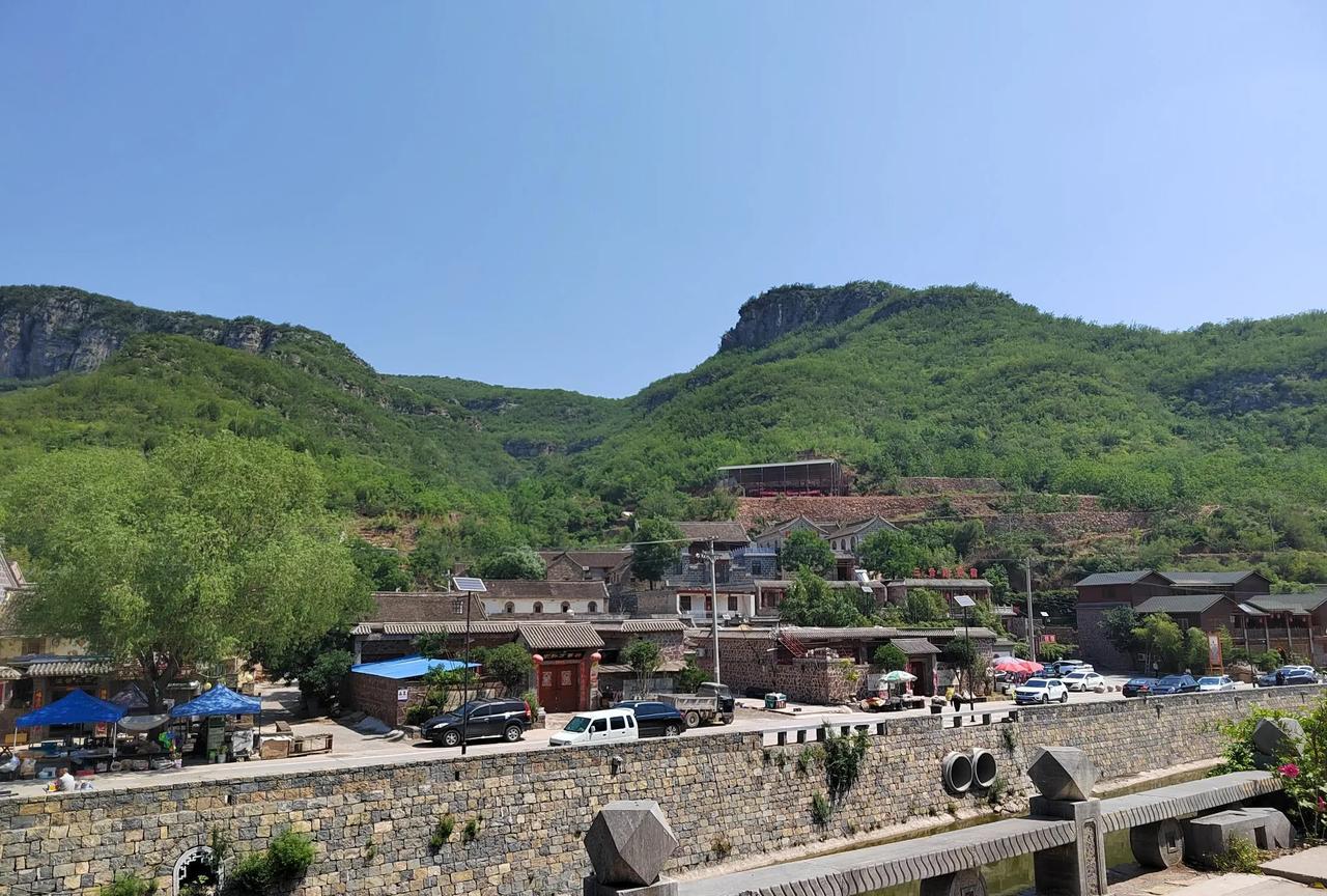 今天开车来淇县赵庄玩，
不由得让人们想起了那首《爱青山、爱绿水、爱蓝蓝的天》。