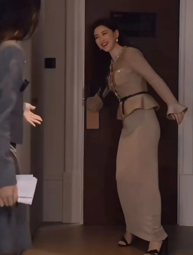 最近的热闹是翁青雅给的，怎么沉淀了一年又闹出这么大的笑话。

传媒专业硕士、朱珠