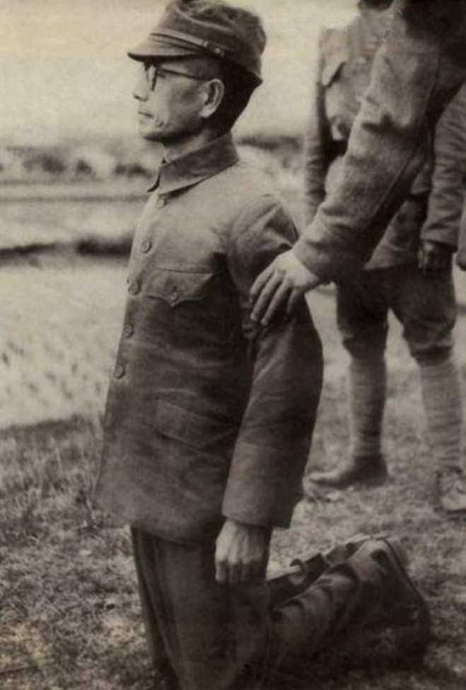 1947年，一个日军中将被执行枪决，行刑的战士朝他开了三枪，他没死，监刑军官示意