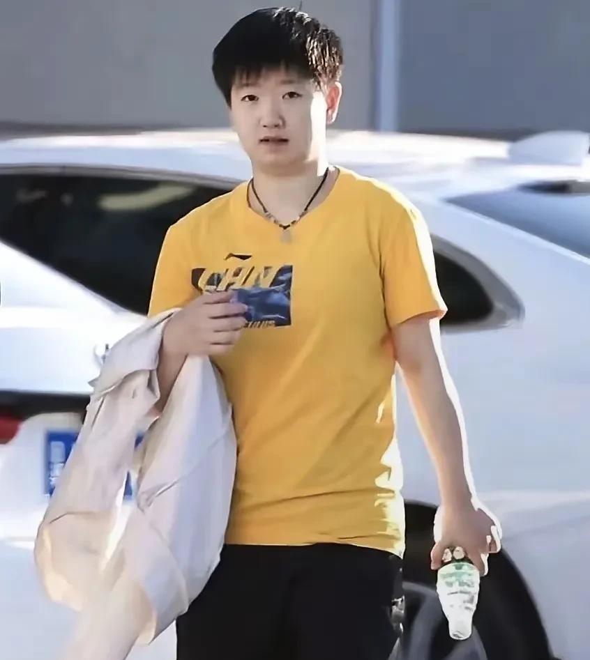 听说莎莎这件土黄色T恤卖爆了，
莎莎穿好看也就罢了，
没想到王楚钦穿上更好看。