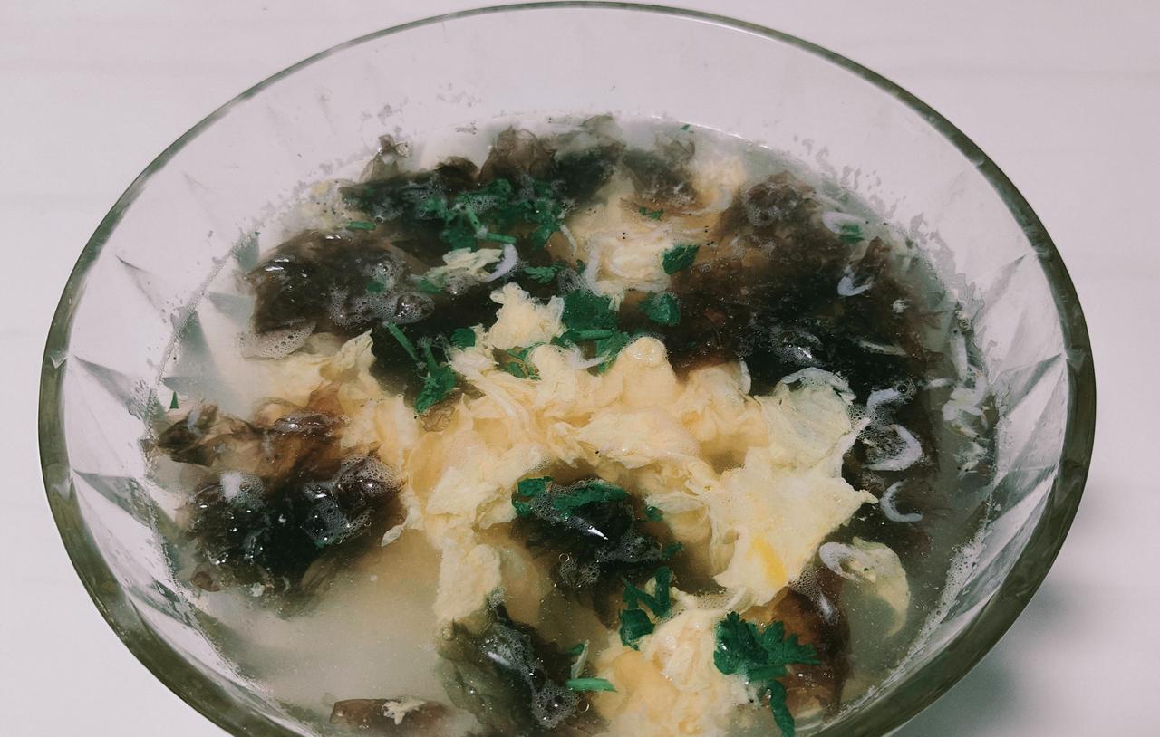 秋冬就馋这口热乎汤！3步煮出鲜灵滋味，连喝2碗都不够～
一口下去，紫菜的鲜、蛋花