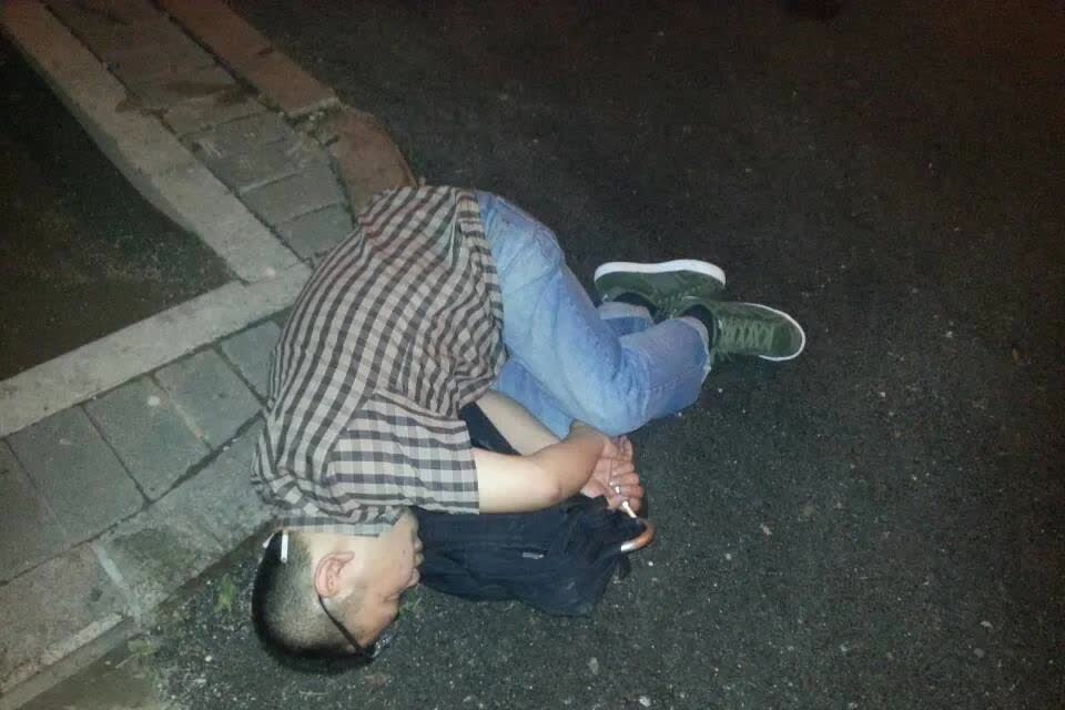 这种事情谁能想到，只能自认倒霉。
凌晨五点，有人打电话给房东说院子里有躺着一个