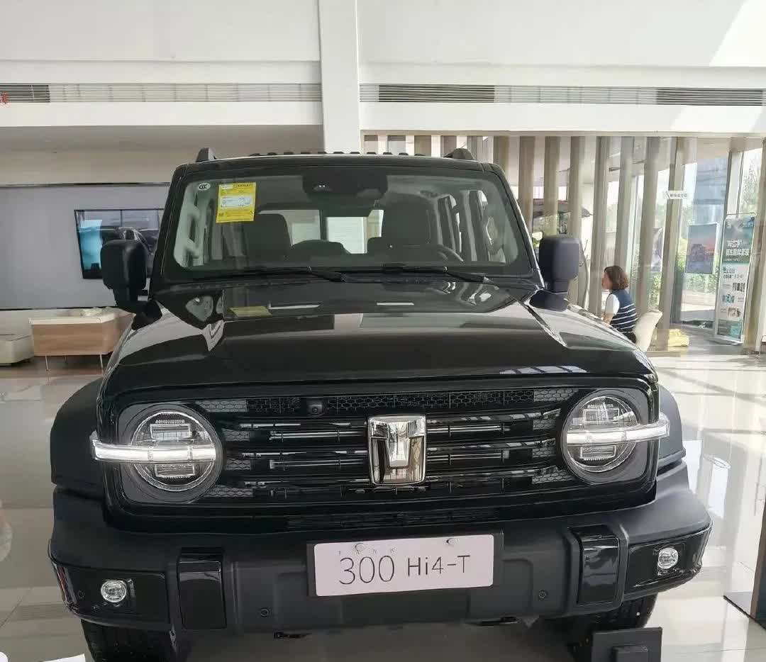 琢磨着换辆越野车，之前试过豹5和BJ40。参考网友建议，今儿又去看了坦克300 