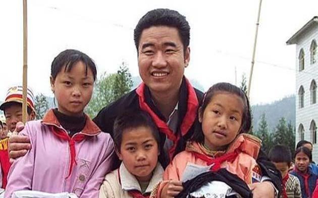 2005年，歌手丛飞因胃癌离世，这个消息震动娱乐圈。他生前堪称“隐侠”，默默资助