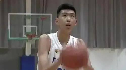 徐昕的球商堪忧
从今晚团结杯两个镜头可以看出徐昕球商堪忧：
1、高位接球会赌