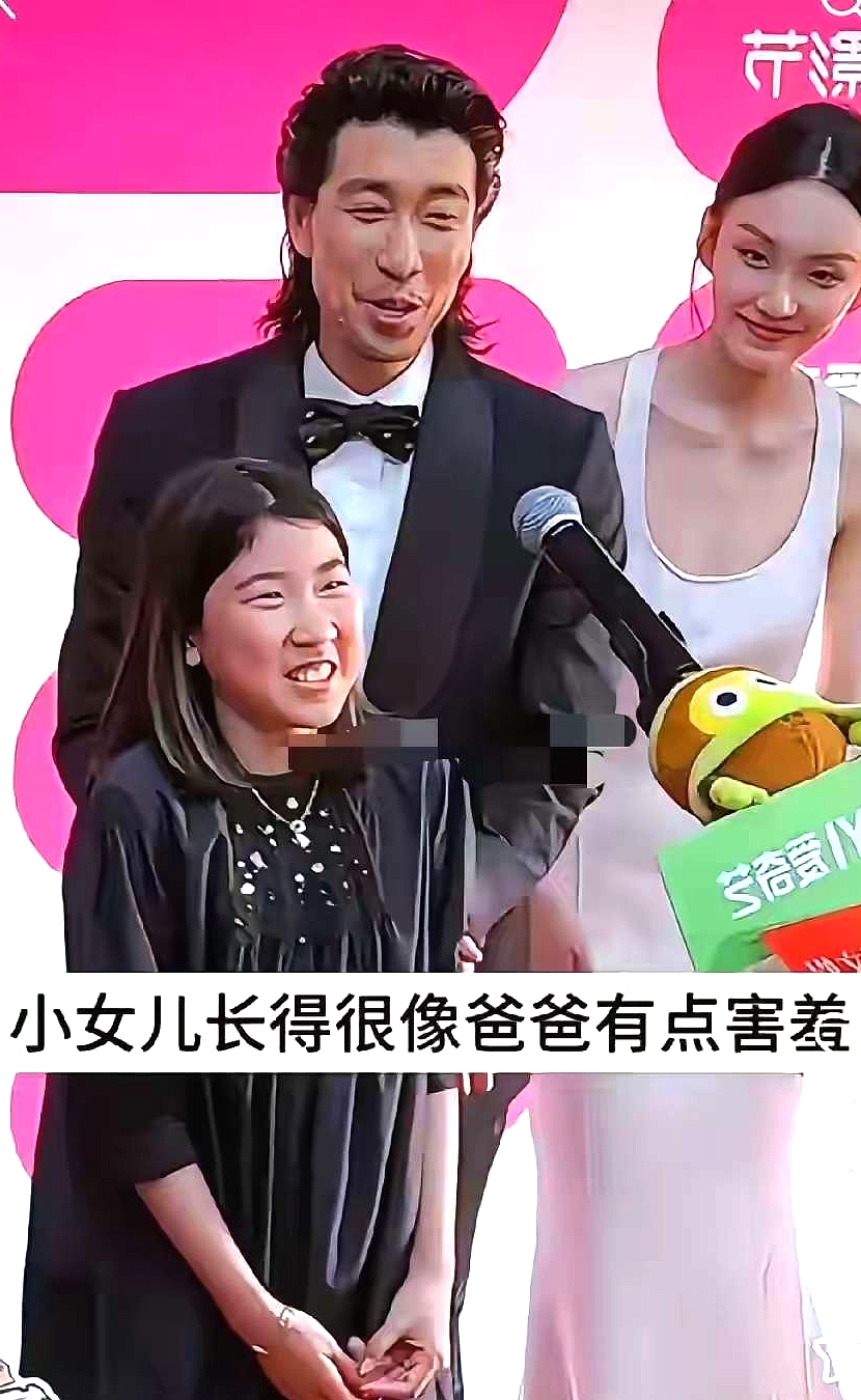 白瞎了这么漂亮的老婆！只能自己享受，儿孙一点不沾边啊