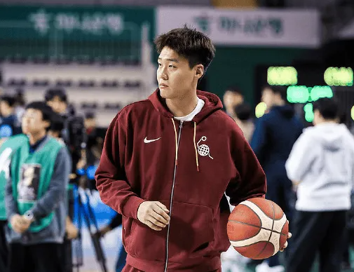 CBA联赛：北京男篮将迎战江苏男篮。赛前，记者发文表示：赵睿与球队的合练非常少，