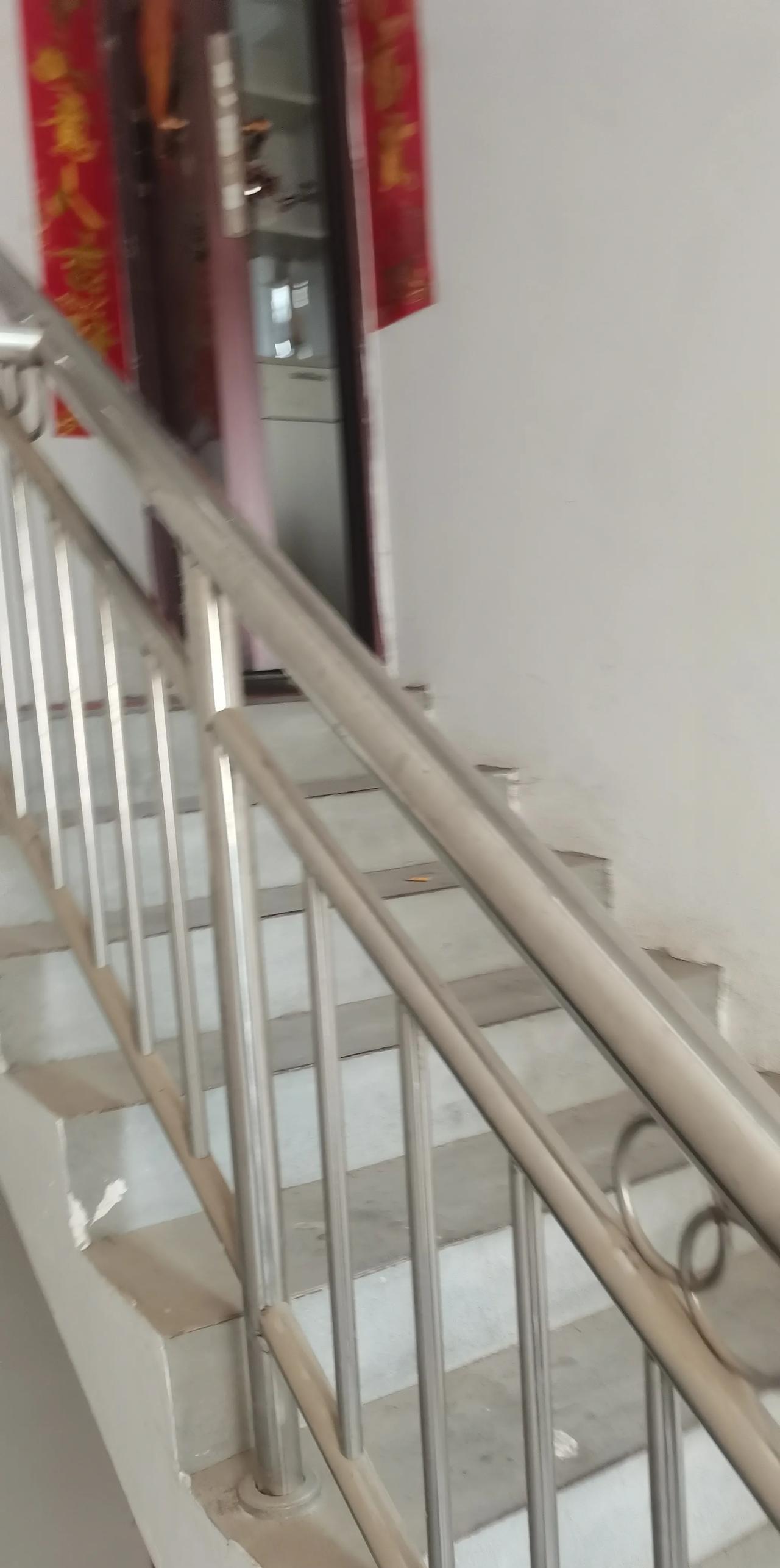 这家人每天早上出门，晚上回来，从不关门，也不怕进贼。这家人就看到俩两主，35左右
