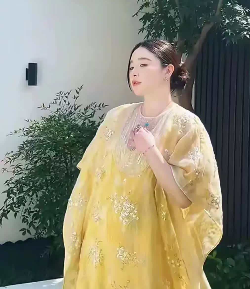 阚清子的面相真的变了！

你看她一身发财黄套在身上，挺着孕肚，即便胖到原来的