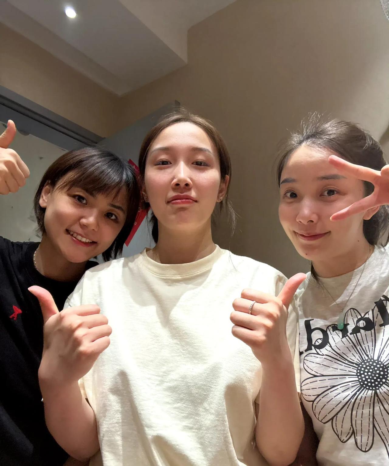 钱天一的美好生活是谁羡慕了？
有认识钱天一旁边这两位美女是谁吗？
近日钱天一在社