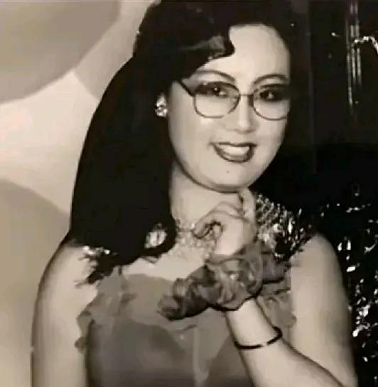这张全家照里的女士长得很像年轻时的梦真，但并不是，网上都管杨议的这两个女人以“老