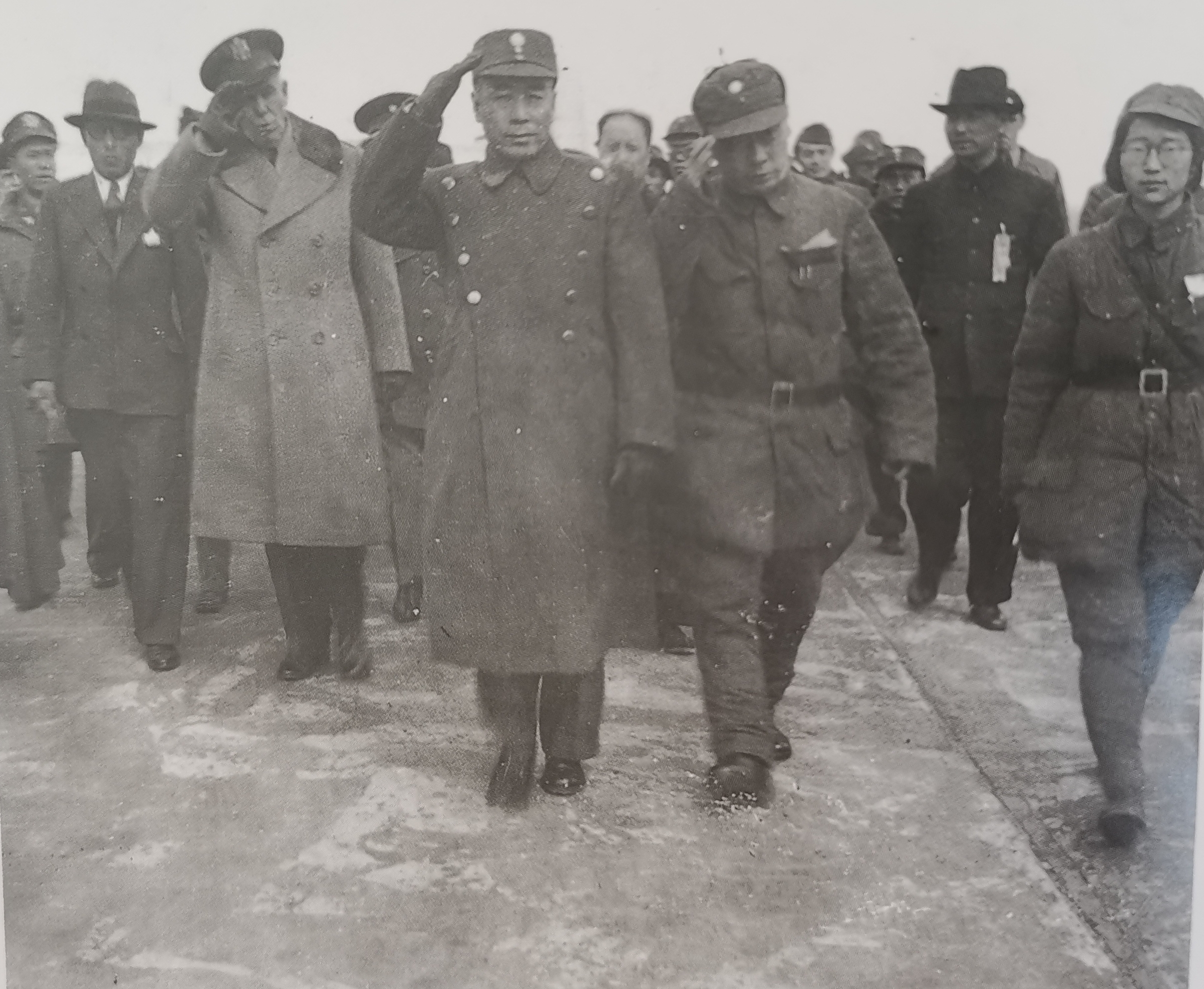 1946年3月2日，周总理、张治中和马歇尔三人委员会到济南视察，山东野战军司令员