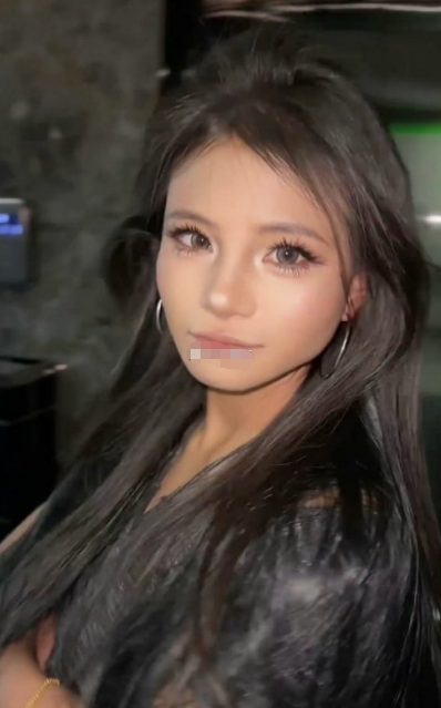 真是钱气养人，小英变身辣妹，神态气质全变了，而且好自信好明媚，完全无法让人联想到