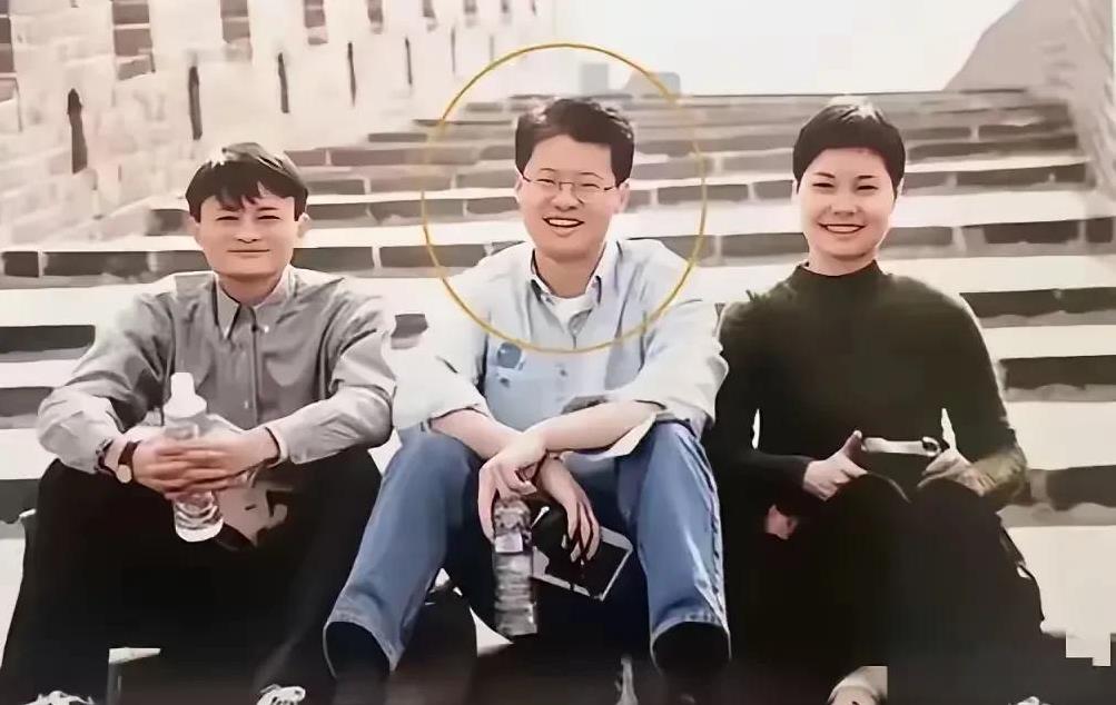这是1988年，马云与夫人在长城上的合影照。
当时的马云长相与现在几乎没什么区别