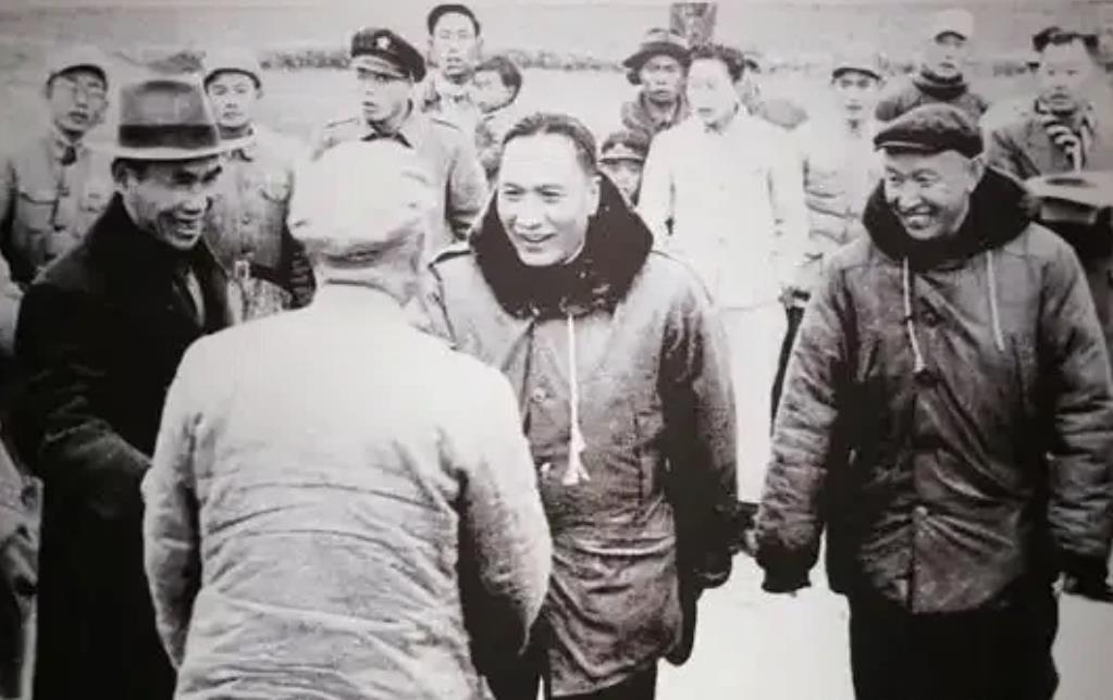 云南起义后，卢汉决定释放张群，有人劝说：“放了张群，蒋介石没了顾忌，会调大军攻打