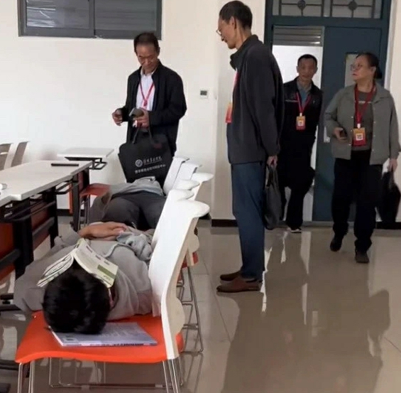 来自教学督导员的叫醒服务，这应该可以吹牛一个学期吧！神评：孩子们起床了，工地该上