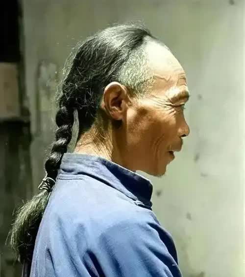 今天骑车路上瞅见个特逗的画面：一位大哥头顶光溜溜的，就耳朵周围留着一圈头发，莫名