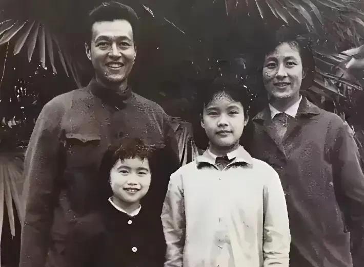 1974年，邬君梅一家温馨的大合影，全家人颜值都超高，母亲朱曼芳还是上影厂知名演