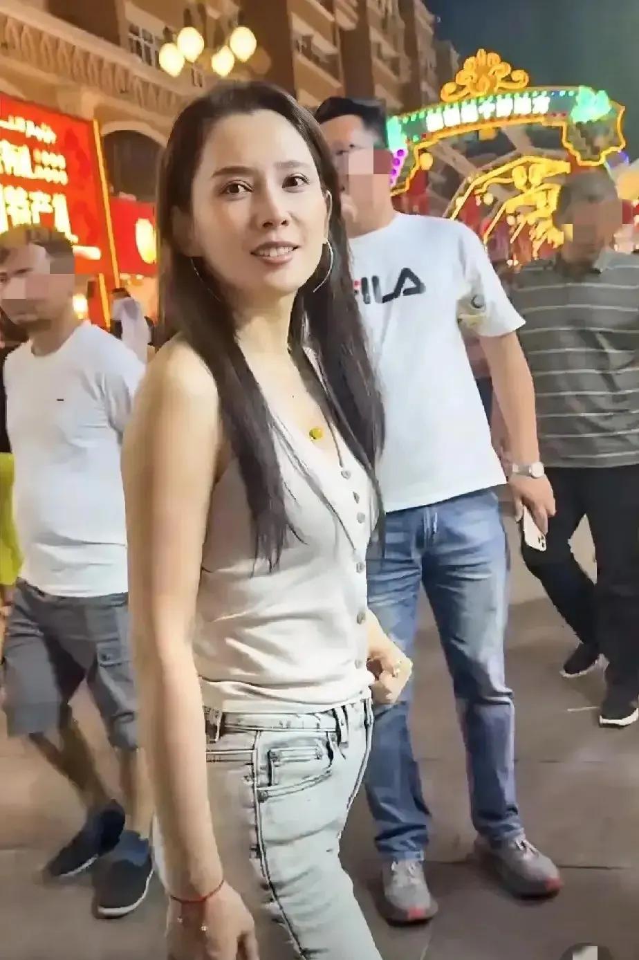 森林北，没想到啊，素颜下的她好看到失真，突然之间又是羡慕汪峰老师的一天；
森林本