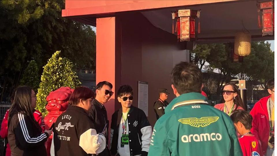 上海F1赛场上的明星百态：从尴尬瞬间到高光时刻