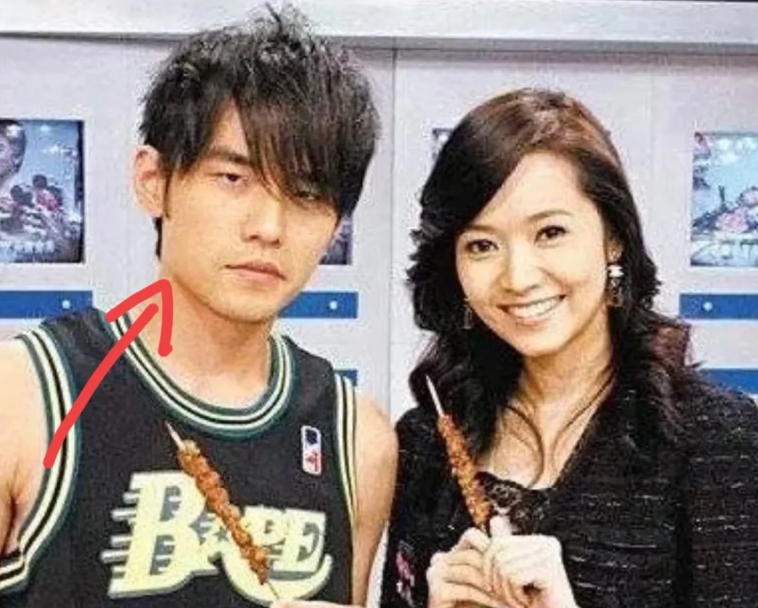 侯佩岑哭晕在浪姐6的舞台！
不是因为练舞太累，
也不是因为没拿到第一，而是因为看