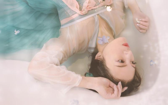 女儿是个捞女，还嫌我赚钱少，推我下楼，再睁眼，白眼狼我才不要