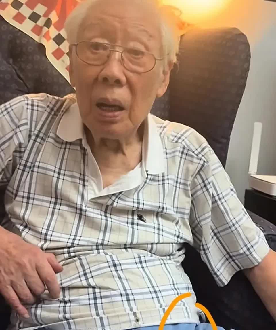 90岁的焦晃气色不错，面孔偏年轻，但纸尿裤与破洞打补丁的裤子太抢镜了，一看就是老