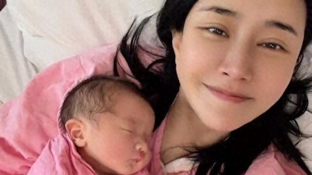 《一路向西》女星张暖雅42岁当妈，转型网红事业忙，产后状态回春