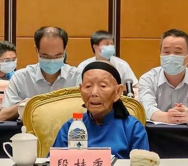 1932年，12岁的段桂秀嫁给了21岁的王金长，新婚第3天，王金长去参军，这一去