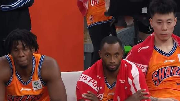 张镇麟上海队首秀，被摁在替补席，半场只得1分，处境有点尴尬