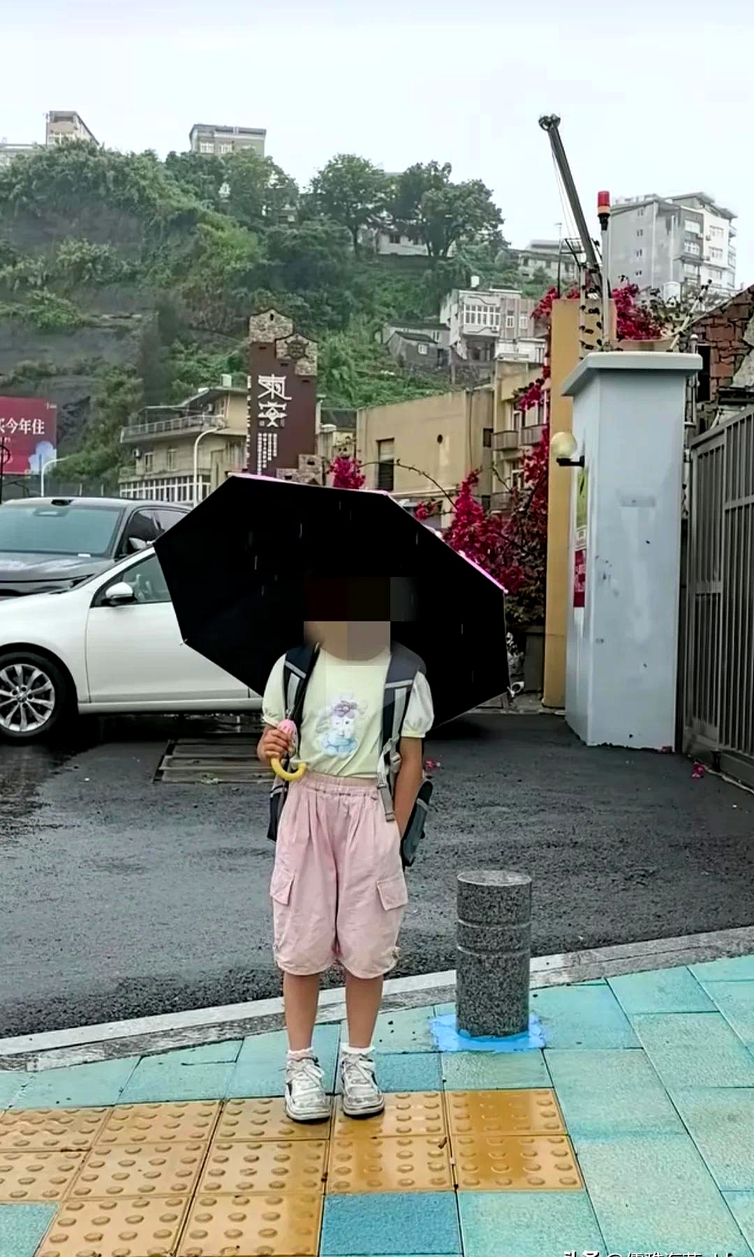 在微弱的灯光下，小女孩坐在角落，目光呆滞，手中紧紧握着那张画。她的身边是两个弟弟