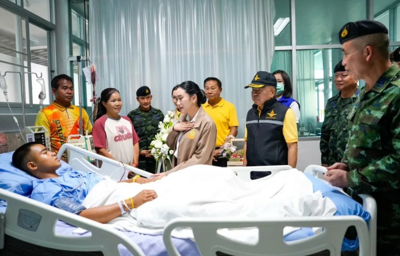 泰国总理佩通坦代表内阁看望踩雷受伤的士兵！
7月18日上午9时30分，总理兼文化