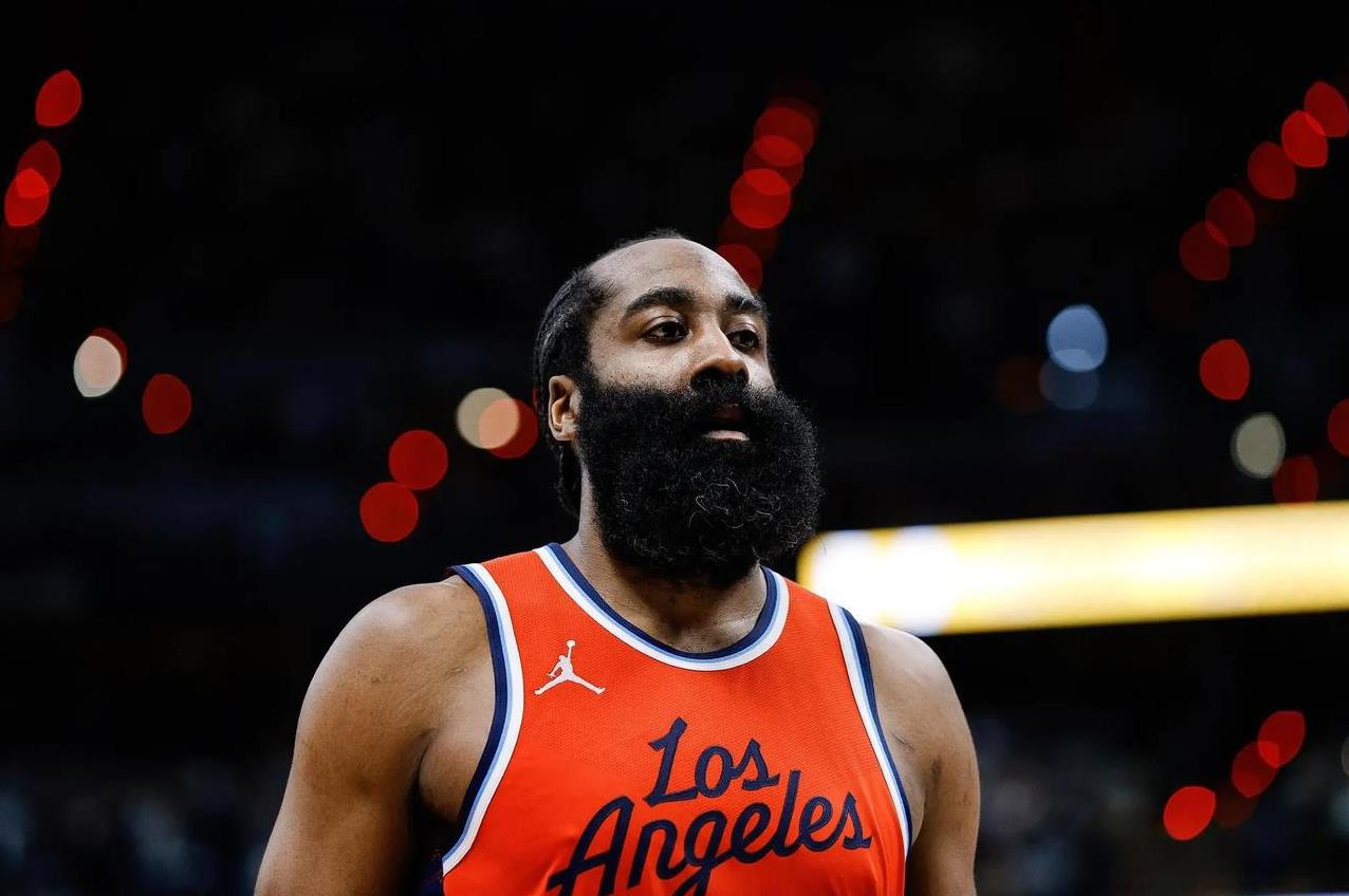 杜兰特也不是那种会强逼管理层交易补强一号位的那种性格极其强势的球星。火箭万一战绩
