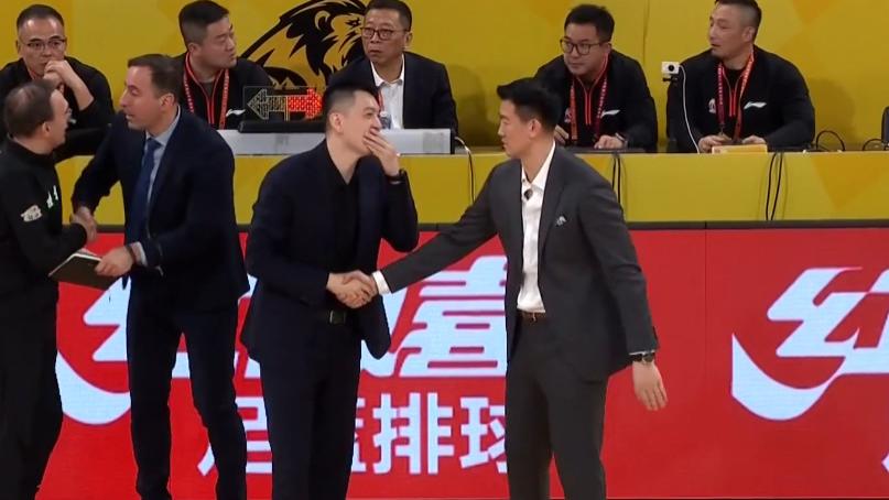 32分惨案夜，辽宁球员个个垂头丧气，为何杨鸣却和王博有说有笑？
